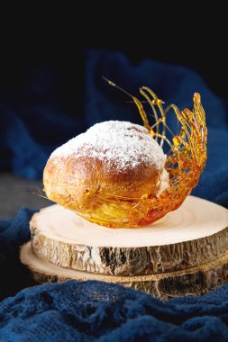 İtalyan tatlı krem ve karamel dekorasyonu ile profiterol var