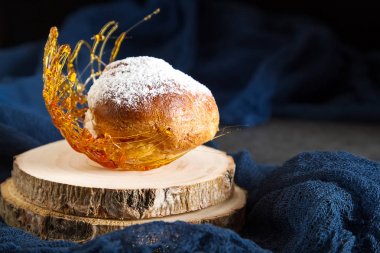 İtalyan tatlı krem ve karamel dekorasyonu ile profiterol var