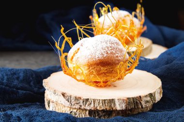 İtalyan tatlı krem ve karamel dekorasyonu ile profiterol var