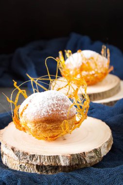 İtalyan tatlı krem ve karamel dekorasyonu ile profiterol var