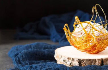 İtalyan tatlı krem ve karamel dekorasyonu ile profiterol var