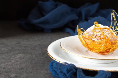 İtalyan tatlı krem ve karamel dekorasyonu ile profiterol var