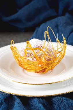 İtalyan tatlı krem ve karamel dekorasyonu ile profiterol var