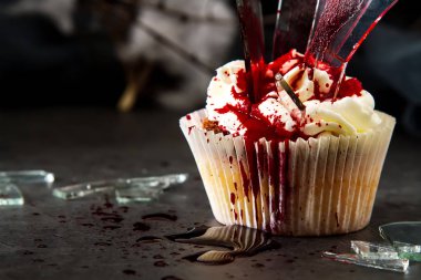 Kan krem ve cam ile cupcake Halloween. Lezzetli bir Şip Şak
