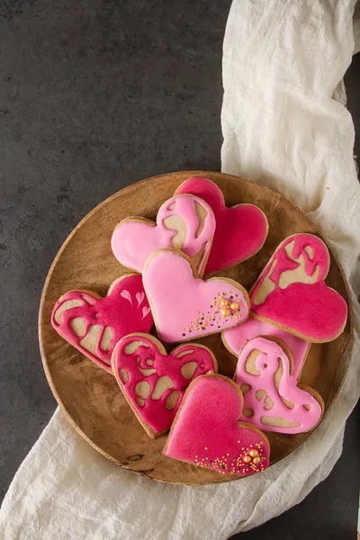 Heart cookie. St. Valentine's Day, Wedding. Dark background. — Stock Photo, Image