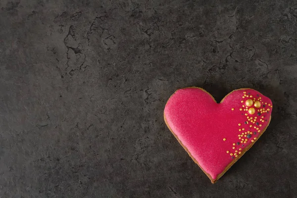 Herzkeks. Valentinstag, Hochzeit. dunkler Hintergrund. — Stockfoto