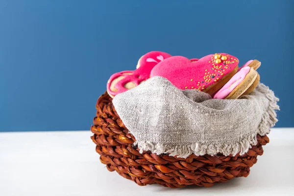 Herzkeks. Valentinstag, Hochzeit. strahlend weißer Backgro — Stockfoto