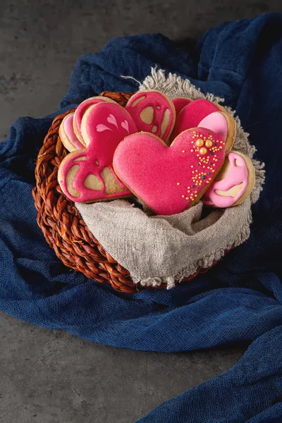 Kalp kurabiye. St. Valentine's Day, düğün. Koyu arka plan.