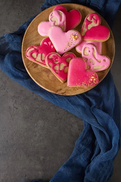 Herzkeks. Valentinstag, Hochzeit. dunkler Hintergrund. — Stockfoto