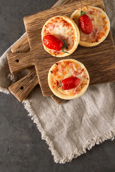 Peynir, İtalyan ev yapımı mini pizza domates. Karanlık backgrou