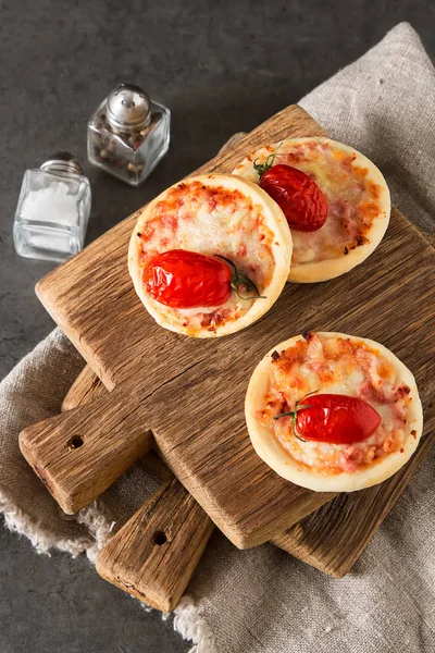 Peynir, İtalyan ev yapımı mini pizza domates. Karanlık backgrou