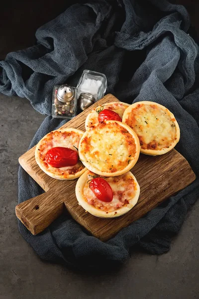 Peynir, İtalyan ev yapımı mini pizza domates. Karanlık backgrou