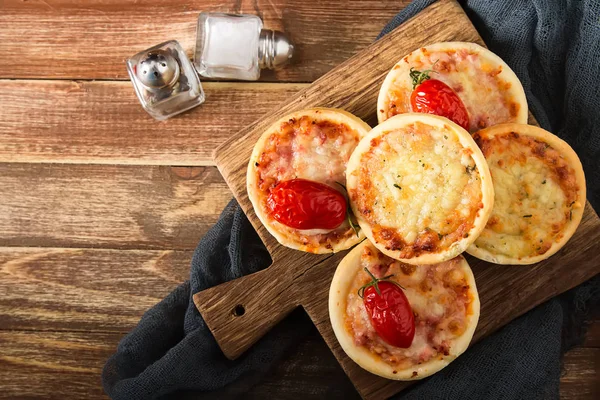 Peynir, İtalyan ev yapımı mini pizza domates. Karanlık backgrou