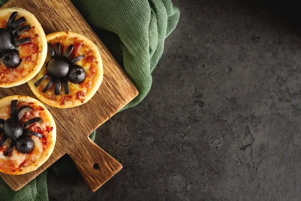 Mini pizza fatta in casa con formaggio, pomodori, olive. Scuro — Foto Stock