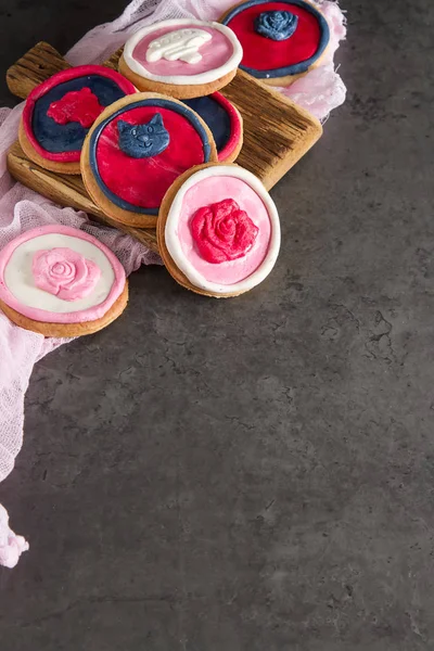 Biscoitos de gengibre com aroeira multicolorida. Aniversário das crianças . — Fotografia de Stock