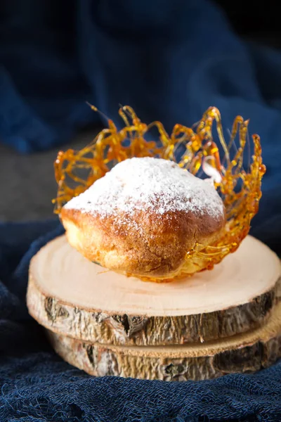 İtalyan tatlı krem ve karamel dekorasyonu ile profiterol var