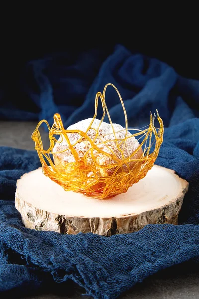 İtalyan tatlı krem ve karamel dekorasyonu ile profiterol var