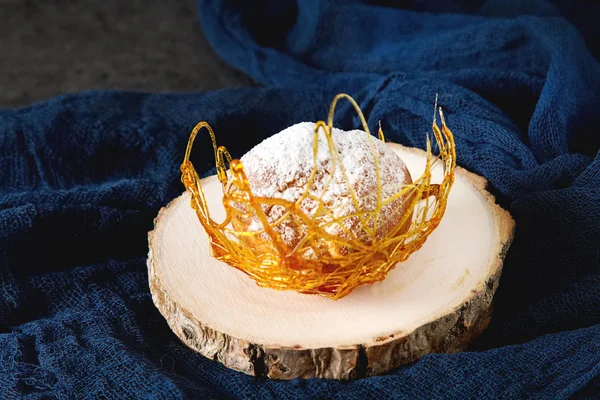 İtalyan tatlı krem ve karamel dekorasyonu ile profiterol var