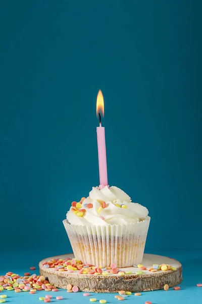 Torta con candela per un compleanno. Una torta deliziosa. Scuro bac — Foto Stock