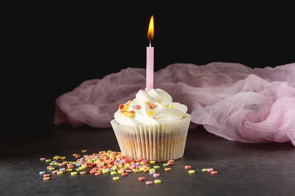 Torta con candela per un compleanno. Una torta deliziosa. Scuro bac — Foto Stock