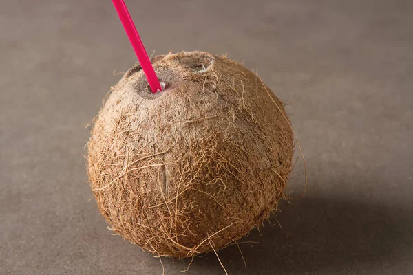 Hindistan cevizi sütü bardak serinletici yaz. Koyu arka plan.