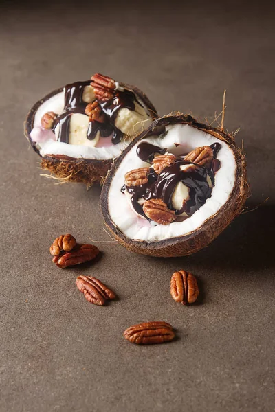 Meyve salatası ile Hindistan cevizi, muz, yogurka sıcak karanlık ile drizzled