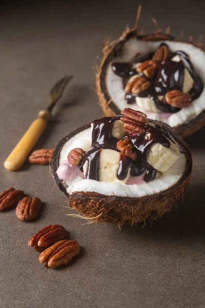 Salade de fruits à la noix de coco, banane, yogourt arrosé de noir chaud — Photo