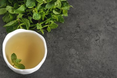 Taze nane çayına bırakır. İtalyan otlar. Koyu arka plan.