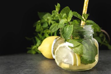 Taze nane çayına bırakır. İtalyan otlar. Koyu arka plan.