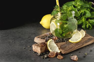 Taze nane çayına bırakır. İtalyan otlar. Koyu arka plan.