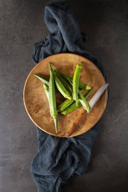 Lady Fingers veya bamya. Koyu arka plan. , Metin için yer