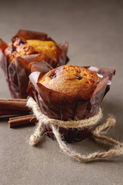 Yaban mersinli çörek ve taze çilek. Lezzetli tatlı. Hafif Kahvaltı