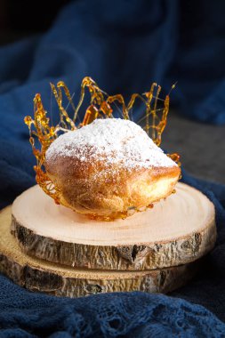 İtalyan tatlı krem ve karamel dekorasyonu ile profiterol var