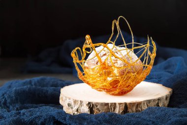 İtalyan tatlı krem ve karamel dekorasyonu ile profiterol var