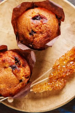 Yaban mersinli çörek ve taze çilek. Lezzetli tatlı. Hafif Kahvaltı