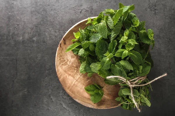 Taze nane yaprakları. İtalyan otlar. Koyu arka plan.