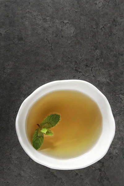 Taze nane çayına bırakır. İtalyan otlar. Koyu arka plan.