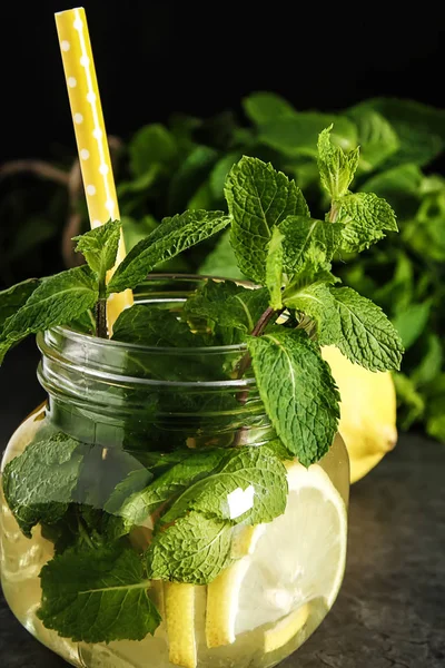 Hojas de menta fresca en el té. Hierbas italianas. Fondo oscuro . —  Fotos de Stock