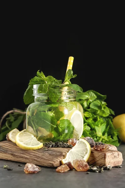 Taze nane çayına bırakır. İtalyan otlar. Koyu arka plan.