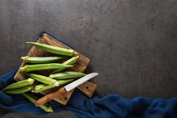 Lady Fingers veya bamya. Koyu arka plan. , Metin için yer