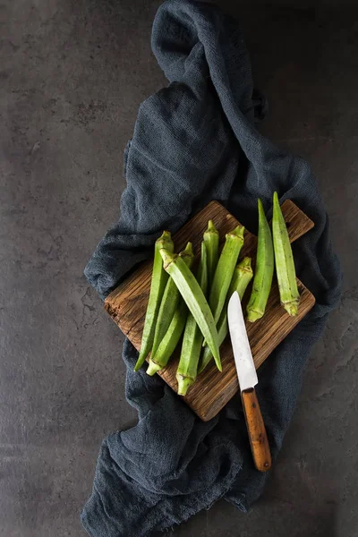 Lady Fingers veya bamya. Koyu arka plan. , Metin için yer