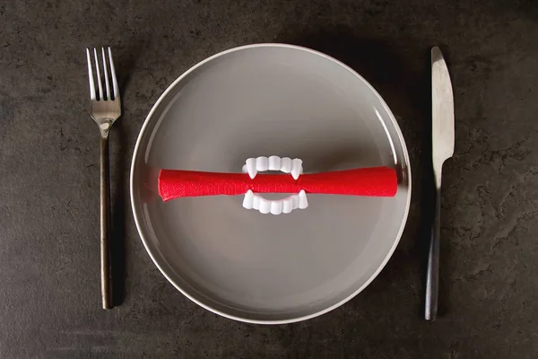 Sirviendo la mesa para unas vacaciones de Halloween. Fondo oscuro . — Foto de Stock