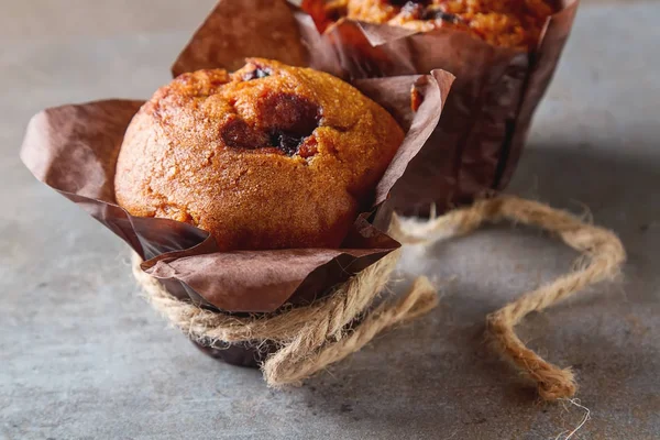 Yaban mersinli çörek ve taze çilek. Lezzetli tatlı. Hafif Kahvaltı
