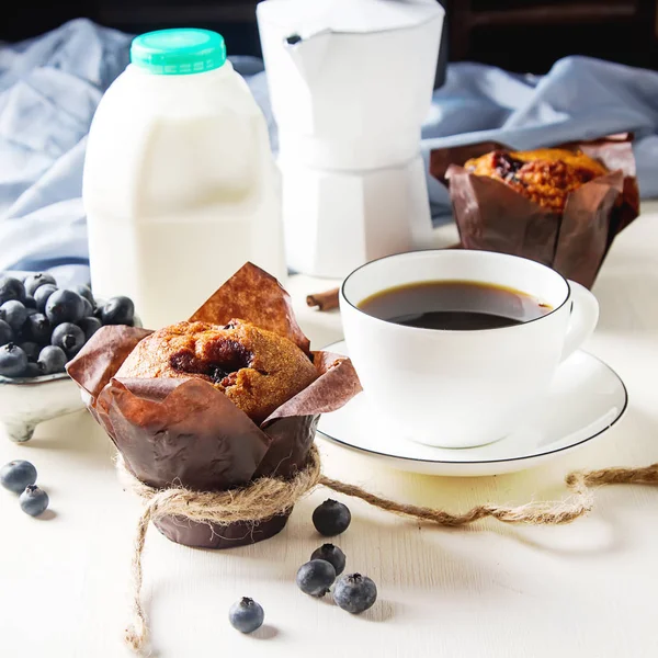 Yaban mersinli çörek ve taze meyve, bir fincan sade kahve. Lezzetli 