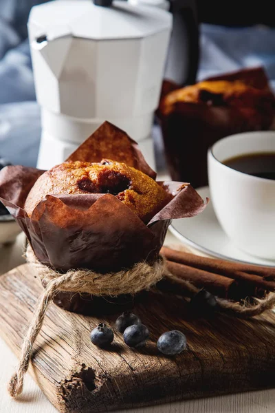 Yaban mersinli çörek ve taze meyve, bir fincan sade kahve. Lezzetli 