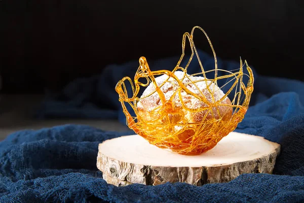 İtalyan tatlı krem ve karamel dekorasyonu ile profiterol var