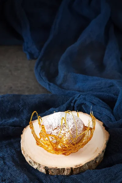 İtalyan tatlı krem ve karamel dekorasyonu ile profiterol var