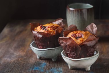 Yaban mersinli çörek ve taze meyve, bir fincan sade kahve. Lezzetli 