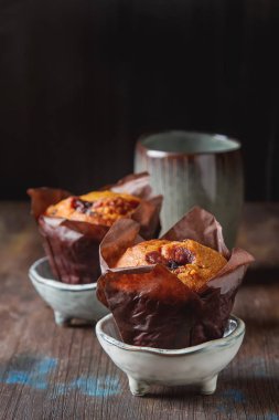 Yaban mersinli çörek ve taze meyve, bir fincan sade kahve. Lezzetli 