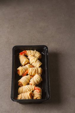 Kızarmış karides, tatlı biber sosu ve pirzola ile servis ile rulo